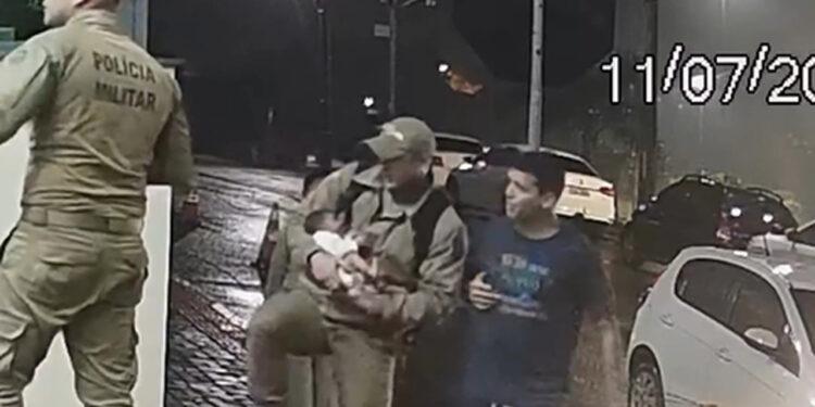 Bebê engasgado é salvo por policial militar em SC