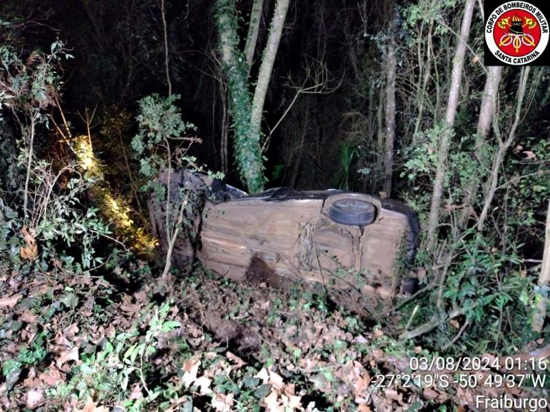 Homem e criança ficam feridos após carro colidir contra árvores na SC-355