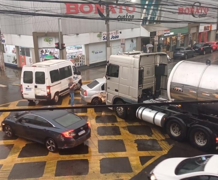 Carro é atingido por carreta no semáforo da Avenida XV de Novembro