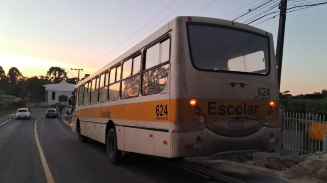Crianças caem de ônibus escolar em movimento após puxarem alavanca de emergência