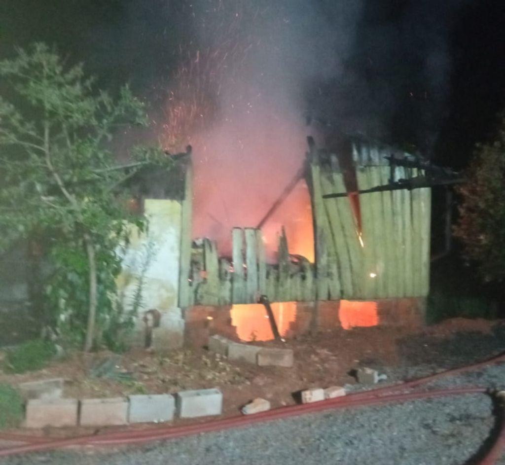 Panela esquecida no fogão causa incêndio e destruição em Rio das Antas