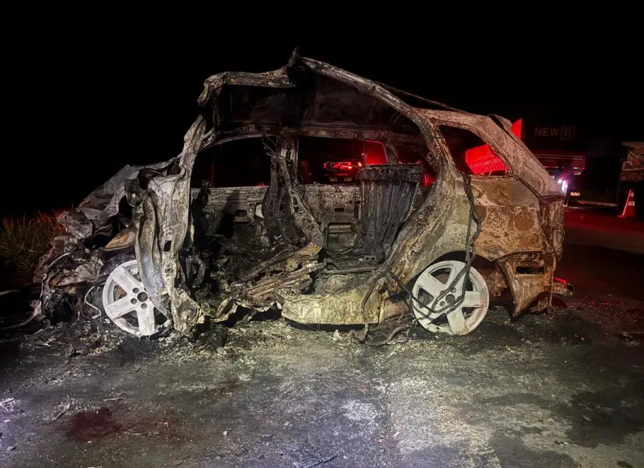 Duas pessoas morrem após carro bater de frente com caminhão no Paraná