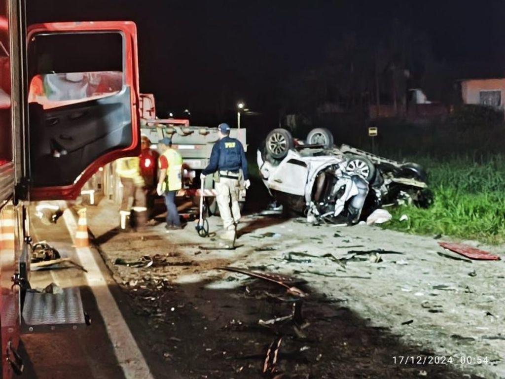 Acidente entre carro e caminhão deixa três mortos em SC