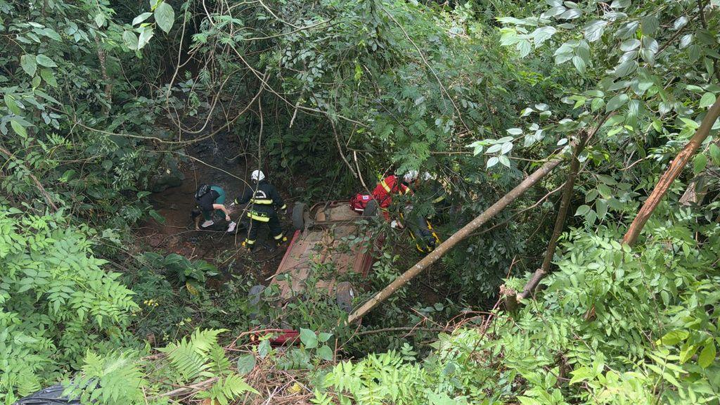 Adolescente morre após carro cair em barranco no Oeste