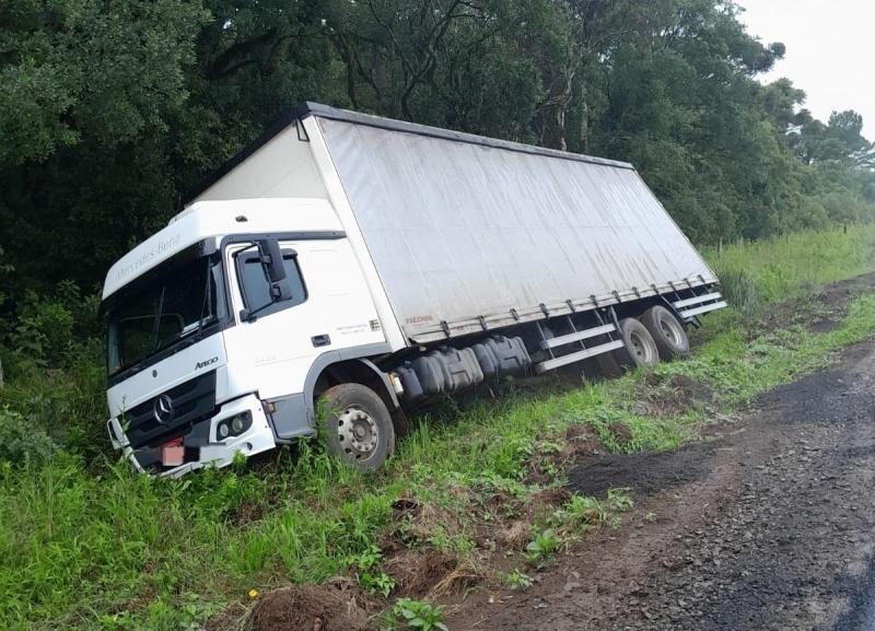 Caminhão tomba contra barranco após sair da pista na SC-452
