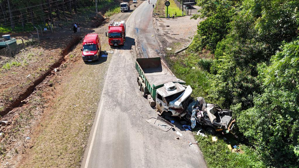 Caminhonete fica destruída e idosos morrem em acidente com três veículos