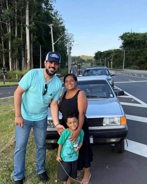 Cantor Sorocaba ajuda a trocar pneu para mulher e criança e viraliza nas redes sociais