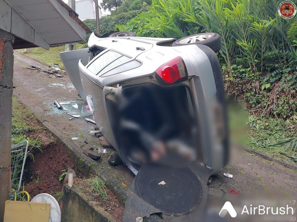 Capotamento de carro deixa três feridos, sem duas pessoas em situação grave, em Videira