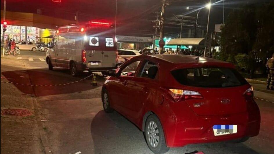 Carro de aplicativo para em semáforo e passageiro é assassinado a tiros em Itajaí