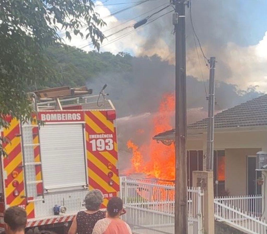 Casa é consumida por incêndio criminoso em Capinzal; suspeita é detida tentando fugir