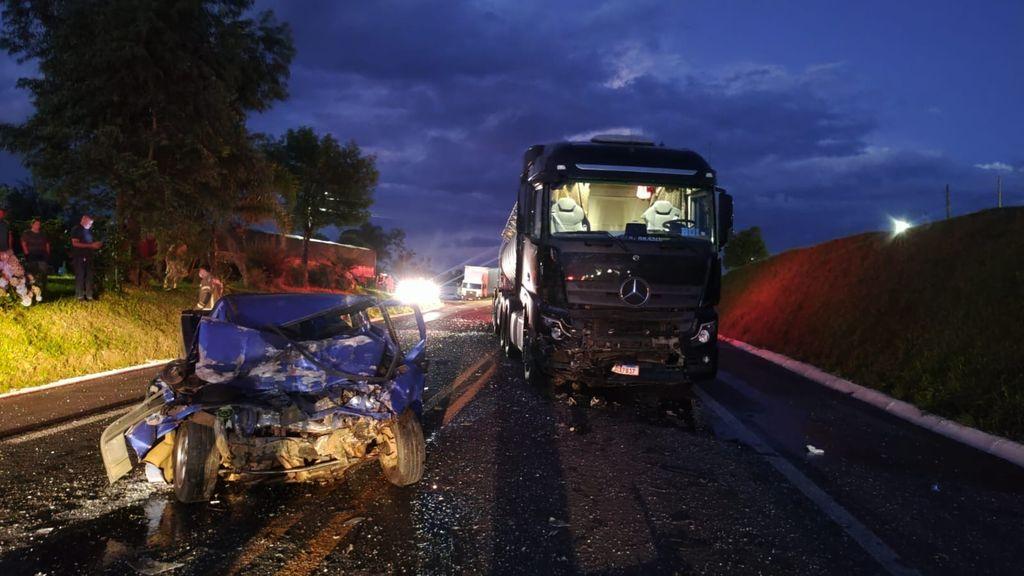 Colisão com carreta deixa homem morto e picape destruída na BR-153