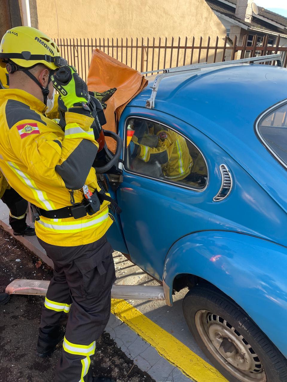 Colisão entre veículos no Centro mobiliza Corpo de Bombeiros e SAMU
