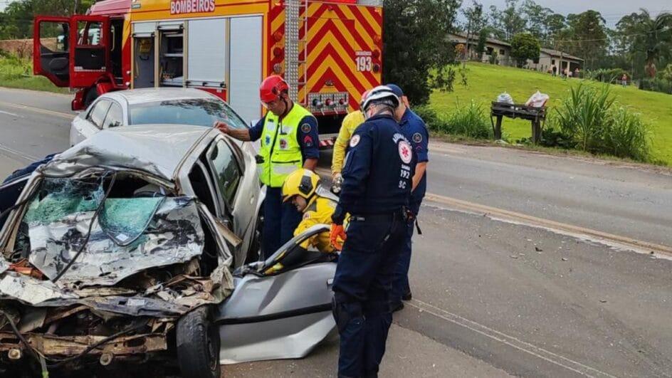 Homem morre em grave acidente envolvendo dois carros e um caminhão na SC-108 no Sul de SC
