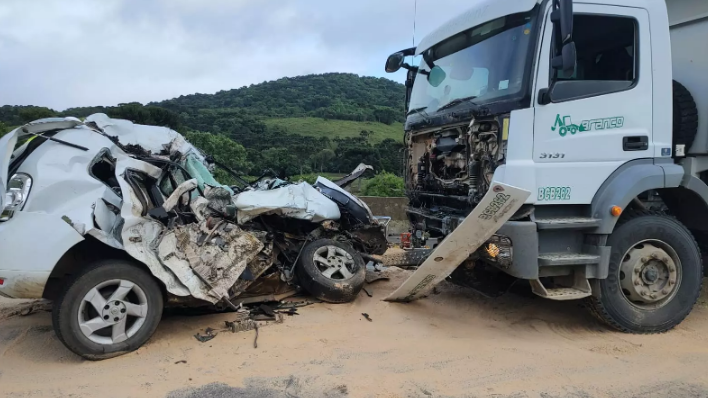 Homem morre preso às ferragens após colisão entre carro e caminhão na Serra