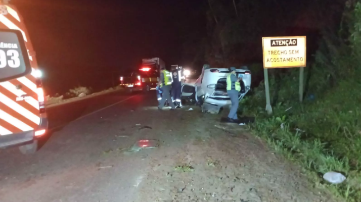 Homem perde controle de carro, capota e morre na BR-470
