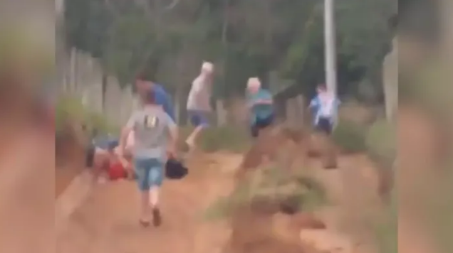 Idosos furiosos atacam trabalhadores com facão e pau durante alargamento de rua