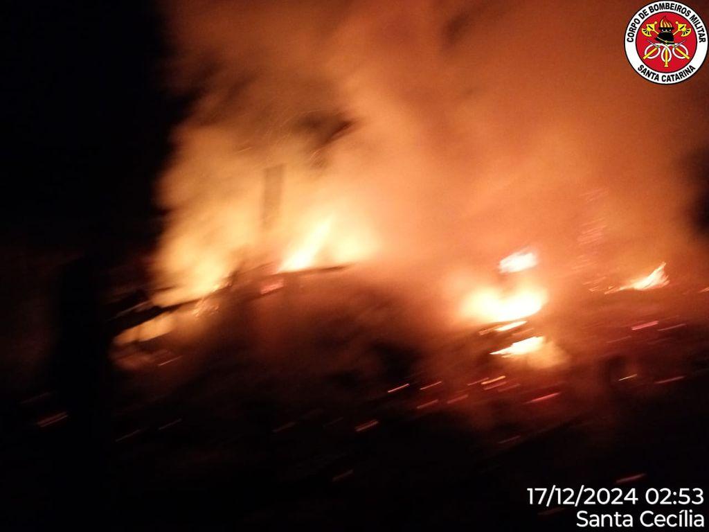 Incêndio destrói casa em Santa Cecília durante a madrugada