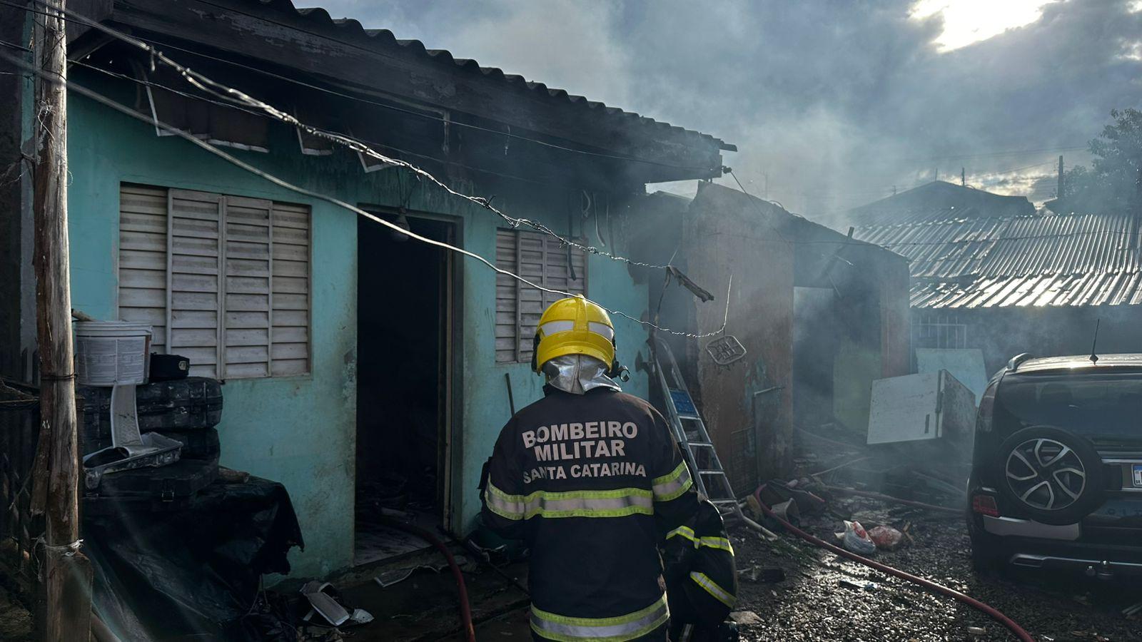 Incêndio destrói casas no bairro Nossa Senhora Aparecida em Campos Novos