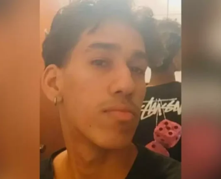 Jovem de 17 anos morre eletrocutado enquanto usava celular na tomada
