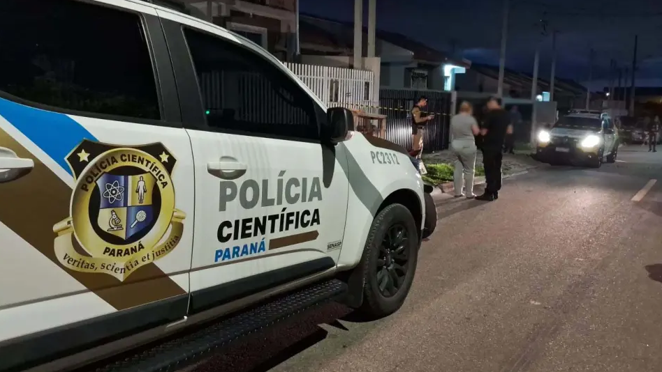 Jovem é morta com várias facadas na frente de bebê em Curitiba; pai é preso em flagrante