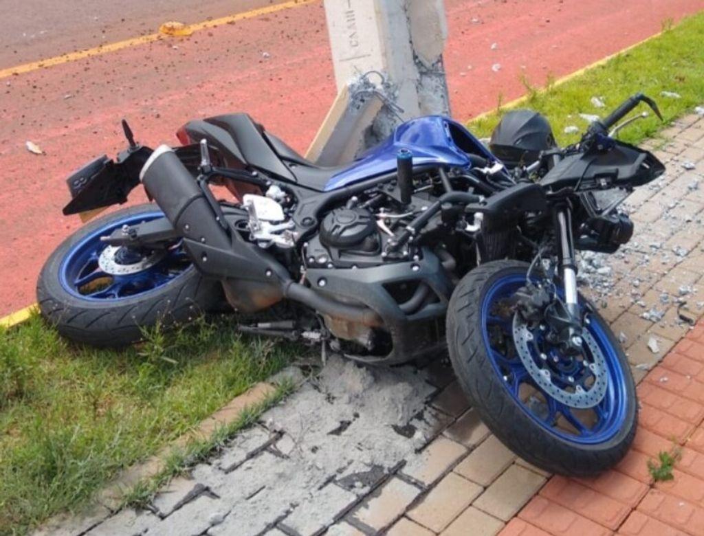 Jovem morre após colisão de moto em poste no Oeste