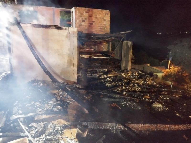 Moradores escapam pela janela após casa ser invadida e incendiada por criminosos