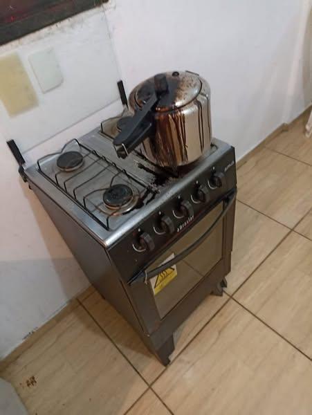 Moradores esquecem panela no fogão e por pouco não sofrem intoxicação em Irani.