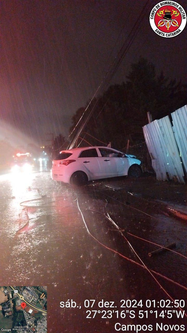 Motorista é socorrida após colidir carro contra poste em Campos Novos