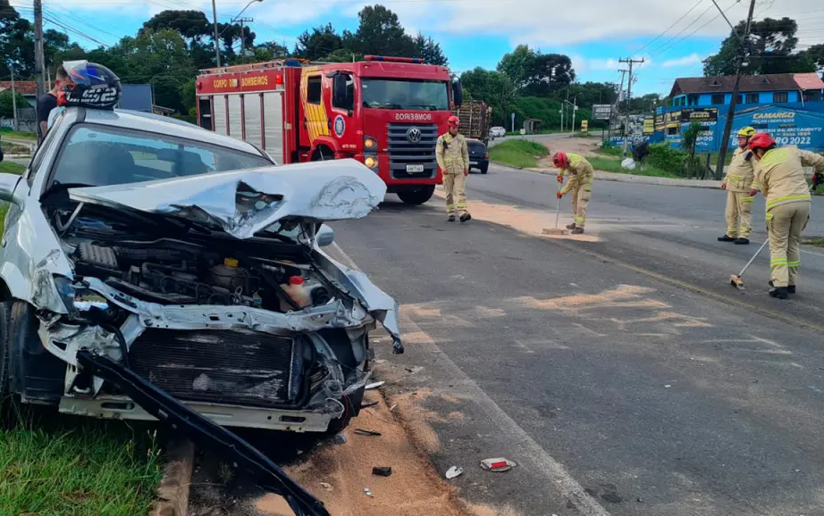 Motorista fica ferida ao colidir carro contra caminhão carregado com toras