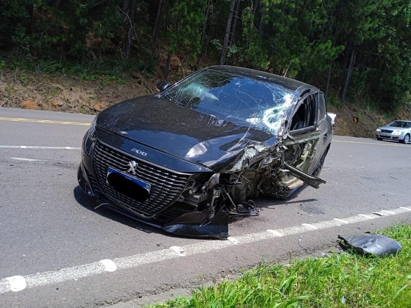 Motorista fica ferido após colisão entre carro e caminhão na BR-282