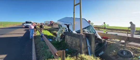 Van que transportava padres se envolve em grave acidente no Paraná