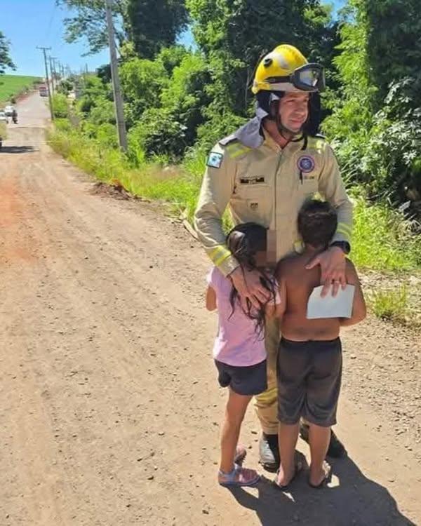 Bombeiro do Paraná consola crianças após capotamento com morte em Sarandi