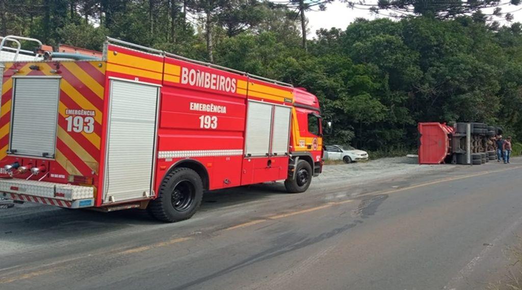 Carreta tomba e colide em carro na SC 135