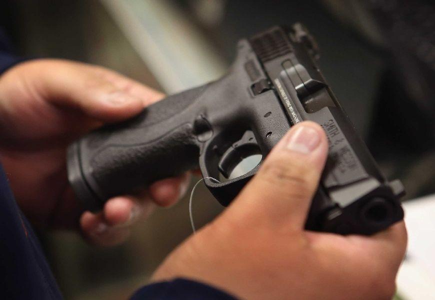 Casal é preso por posse ilegal de armas e munições em Campos Novos.