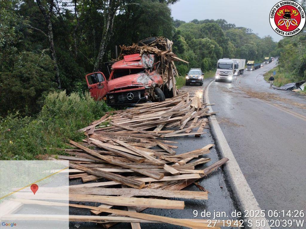 Colisão entre carreta e caminhão deixa motorista ferido na BR-470