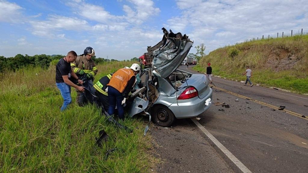 Colisão entre carro e caminhão tira a vida de jovem de 24 anos na BR-153