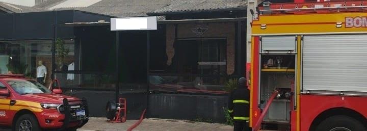 Incêndio em cozinha de estabelecimento comercial mobiliza Corpo de Bombeiros em Campos Novos.