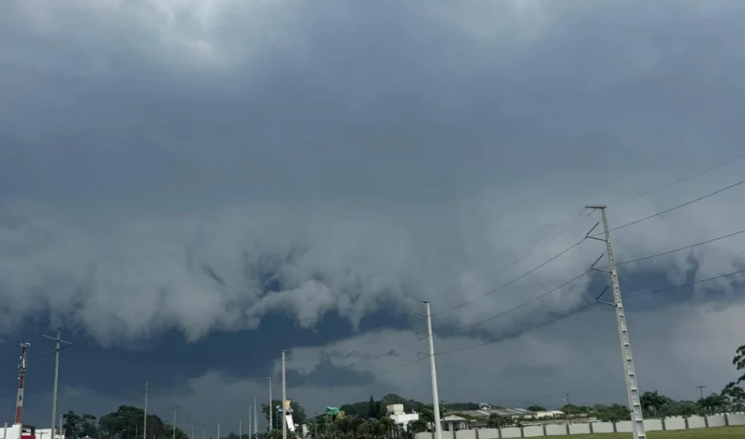Instabilidade e risco de temporais persistem em SC até o fim de semana.
