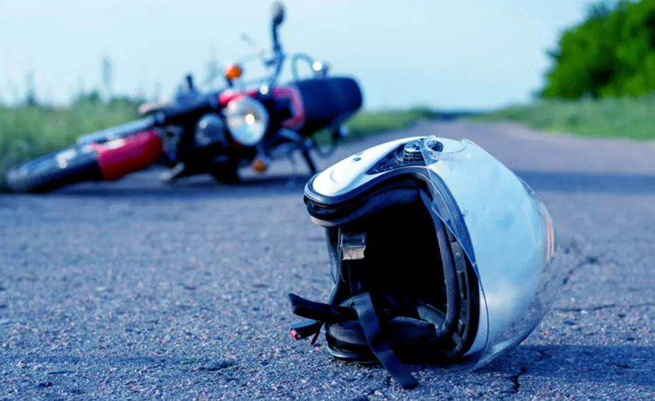 Jovem quebra o fêmur após moto ser derrubada por fio em Curitiba e marido desabafa: ‘Por pouco não pagamos com a vida’