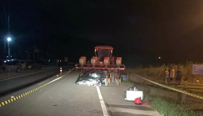 Motociclista morre em colisão com trator na SC-390