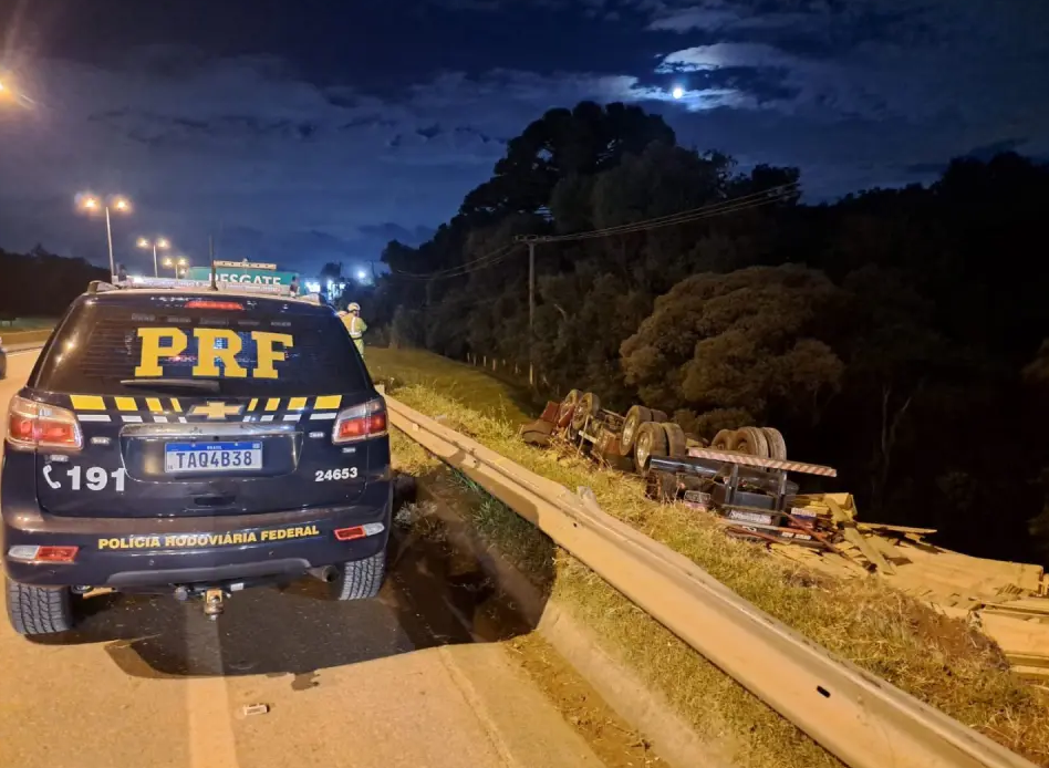 Motorista de 23 anos morre após caminhão tombar na BR-116, em Curitiba
