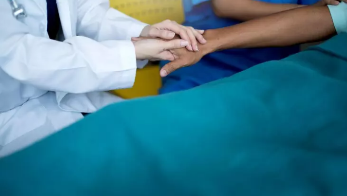 Mulher finge passar mal para escapar de ex-marido armado em SC: ‘Não me deixa em paz’