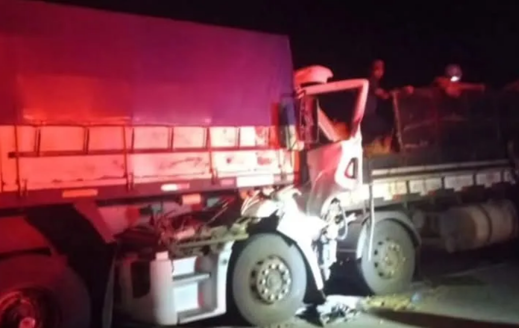 Pai e filha de 8 anos morrem colisão entre caminhões em rodovia federal gaúcha