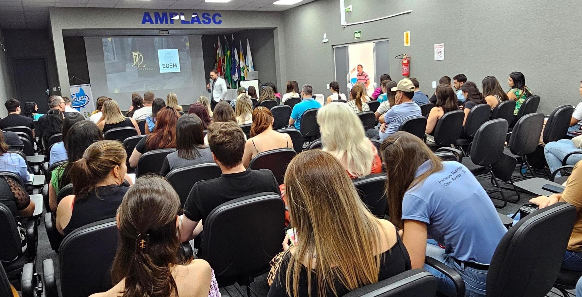 AMPLASC realiza Formação de Pregoeiros e Agentes de Contratação para capacitar servidores municipais em Campos Novos.