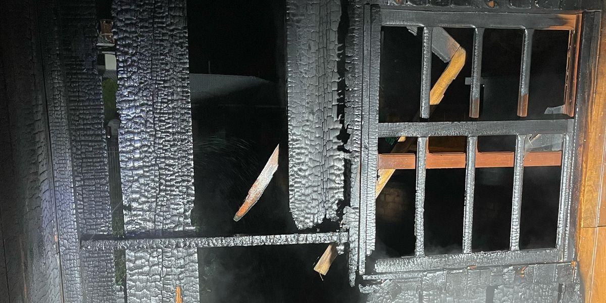 Bombeiros combatem incêndio em residência e evitam maiores danos.