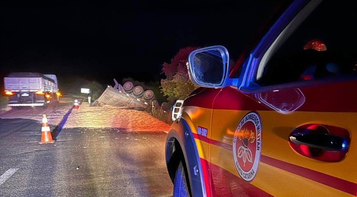 Motorista de caminhão de Campos Novos fica ferido após acidente na BR-470.
