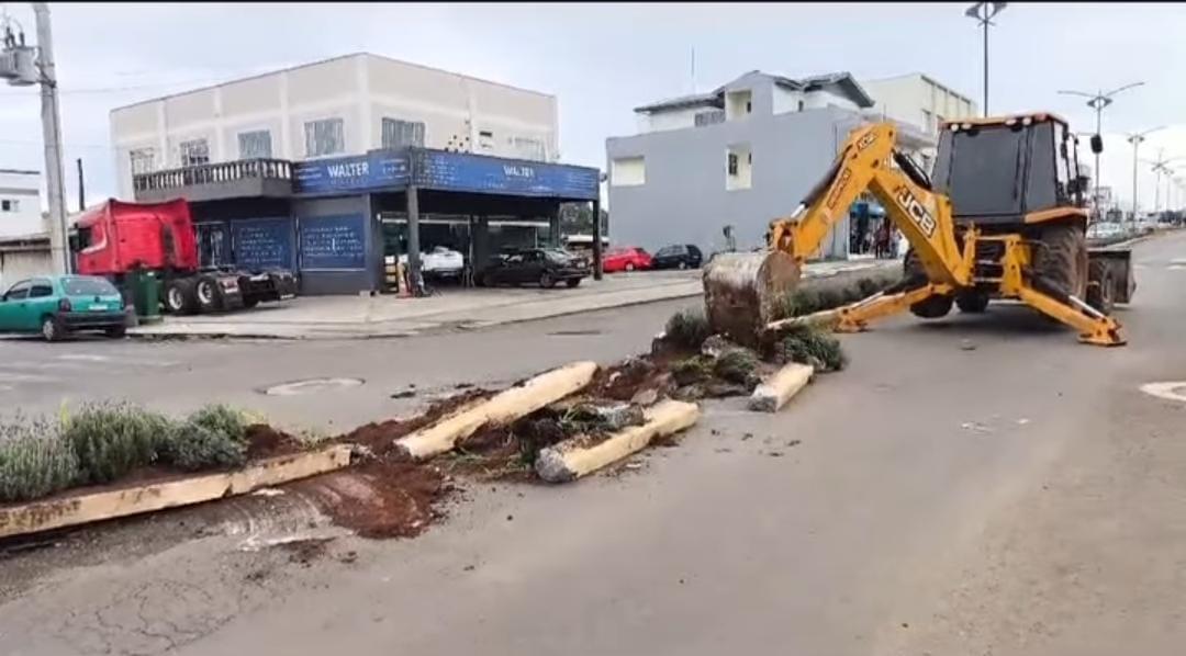 Prefeitura de Campos Novos inicia remoção de canteiros centrais na Avenida JK.