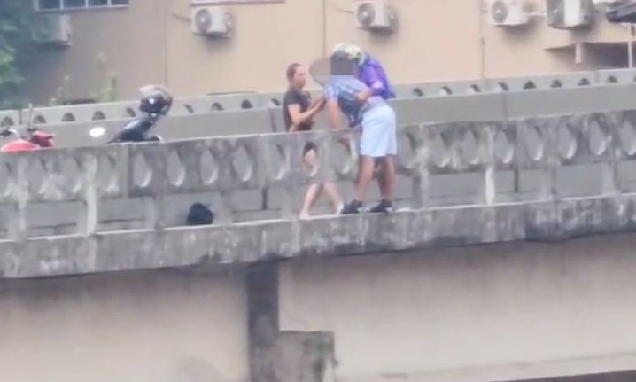 Uma policial militar evita tragédia ao resgatar jovem em ponte de Joaçaba.