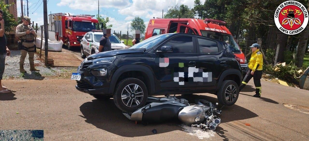 Colisão entre carro e moto deixa motociclista ferido em Campos Novos.