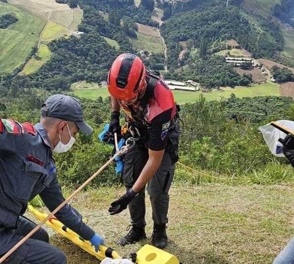 Dupla cai com parapente no morro agudo em Tangará.